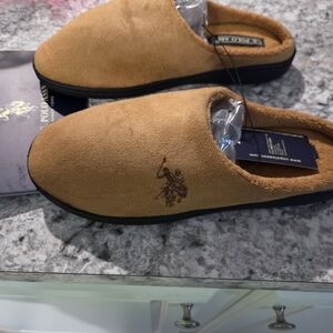 New  Men's Tan Slippers Sz 7-8. Women 9-10